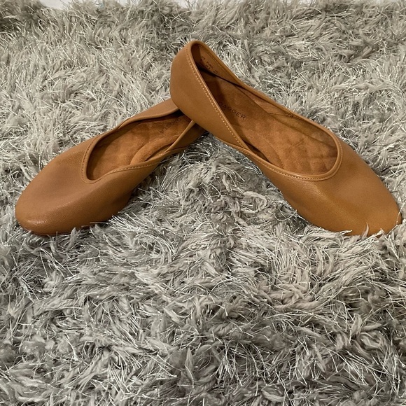 EUC Painter Brown Flat - Picture 2 of 4